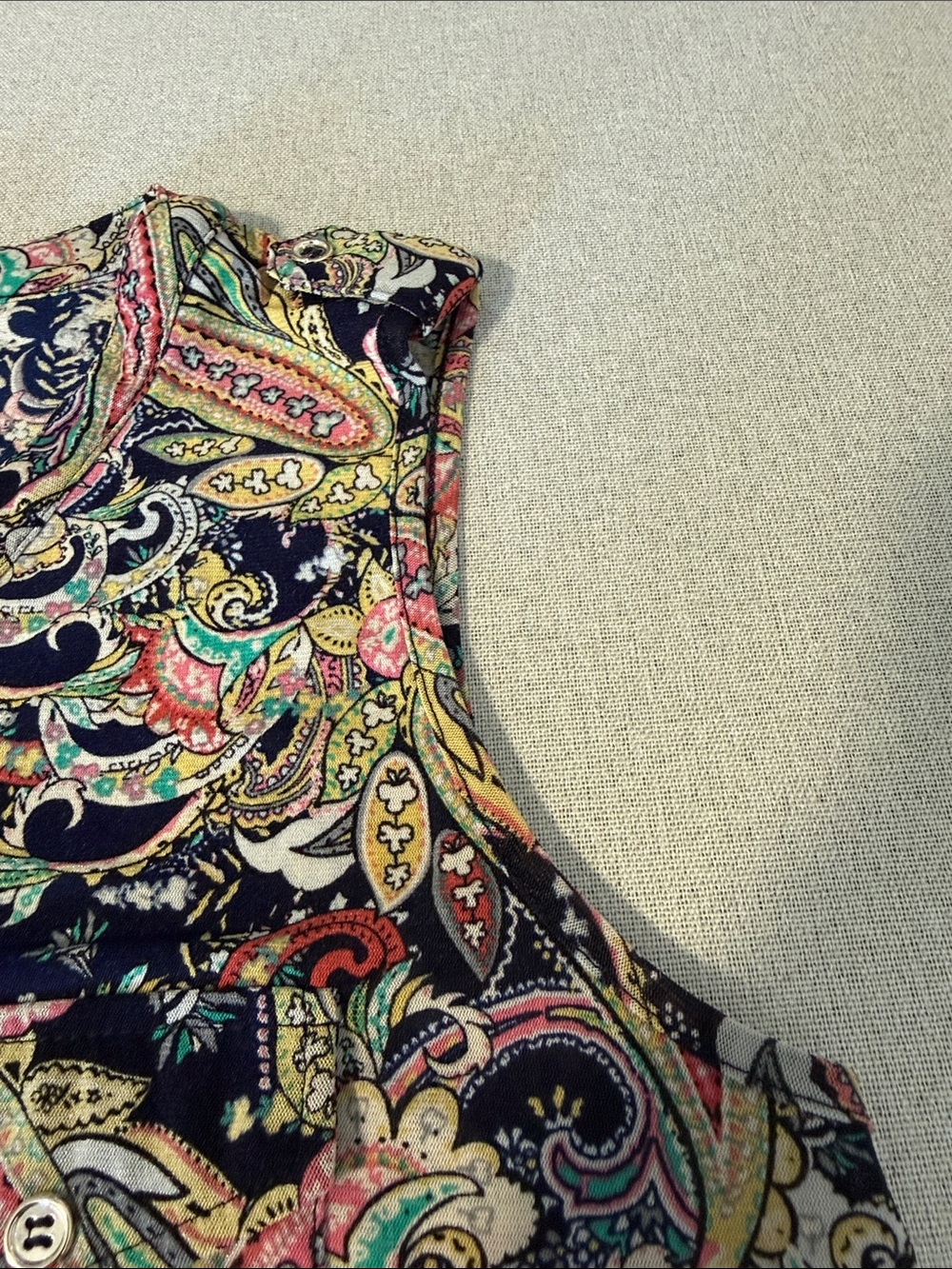 Ember Sleeveless Button down Paisley V-Neck Top in Navy SZL - Picture 11 of 15